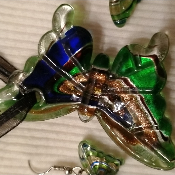 - 🦋Gorgeous new handcrafted glass butterfly necklace and earring set🌸 - Picture 4 of 8